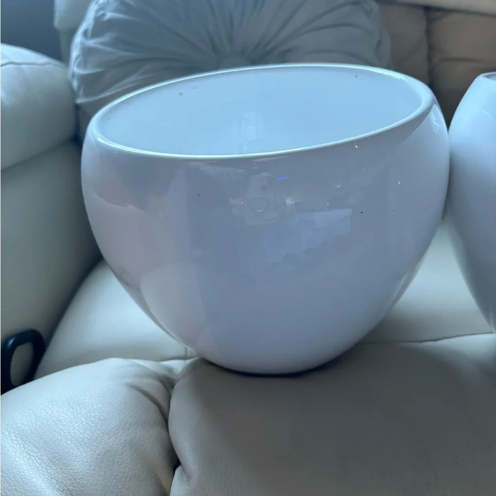 🌹PLANT POTS TWO EXACTLY THE SAME BEAUTIFUL GLOSSY WHITE BRAND NEW🌺